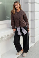 STORIES BE TOLD APEX COLLARLESS QUILTED JACKET - CHOCOLATE